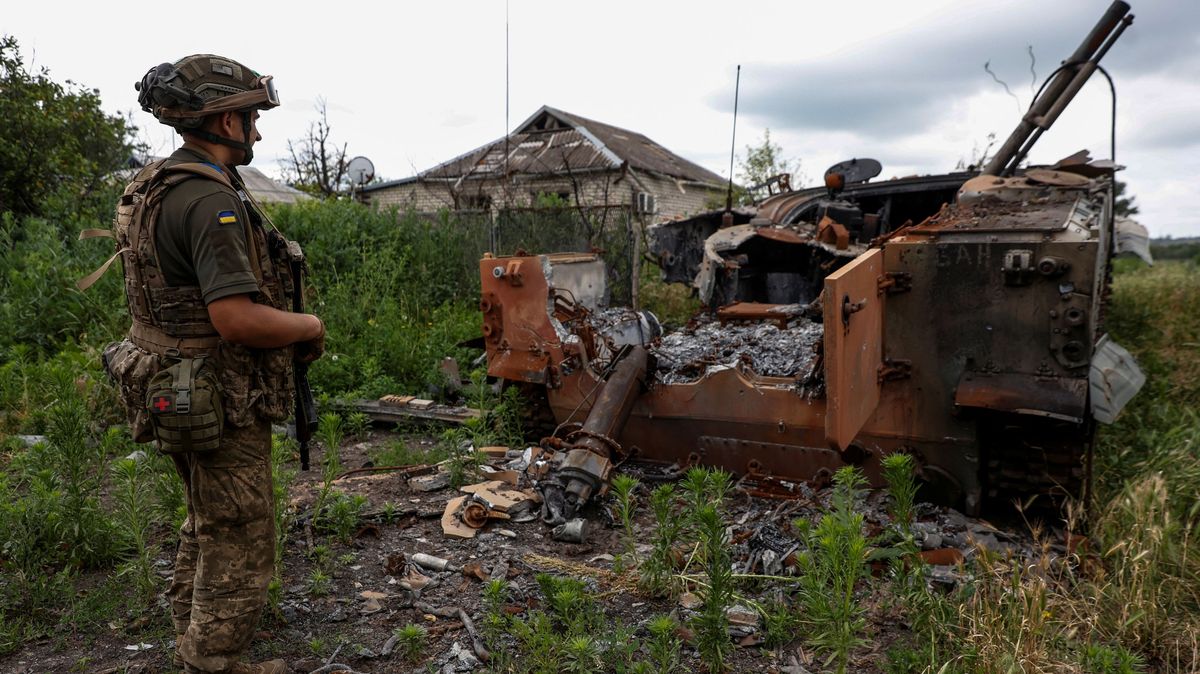 Ukrajinci zasáhli ruský muniční sklad na jihu Chersonské oblasti